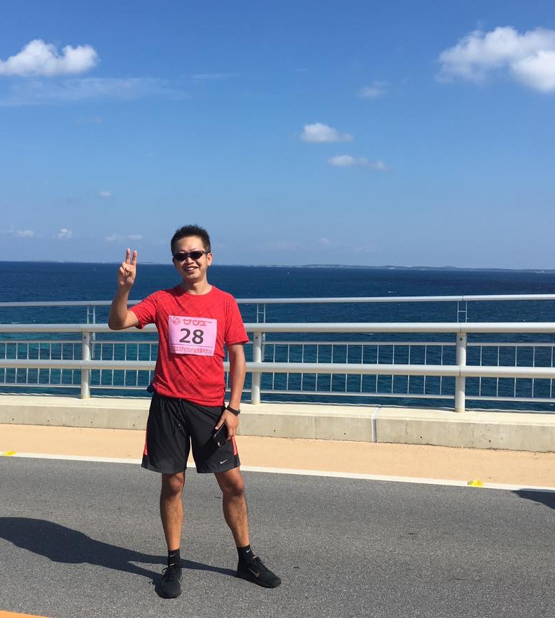 ハーフマラソンの途中、伊良部大橋の上で撮った写真。手すりの向こうに海が広がっている