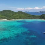 座間味島の海と浜をドローンで空撮した映像の一場面