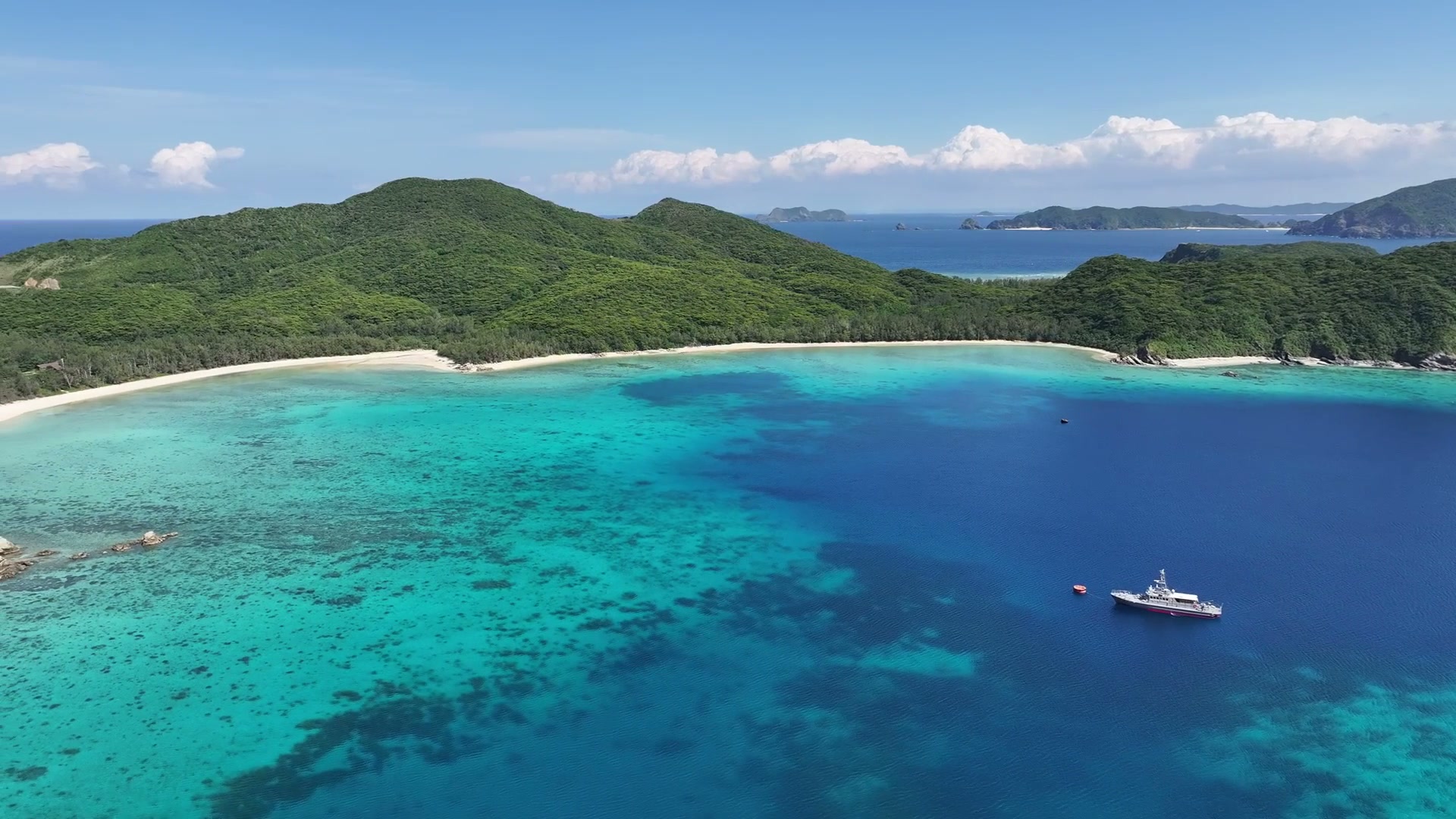 座間味島の海と浜をドローンで空撮した映像の一場面